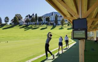 Bild: Golfer*innen auf der TrackMan Range