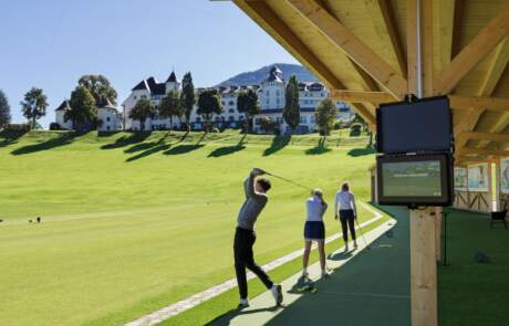 Bild: Golfer*innen auf der TrackMan Range