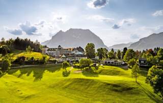 Bild: Panoramaansicht vom IMLAUER Hotel Schloss Pichlarn mit Golfplatz