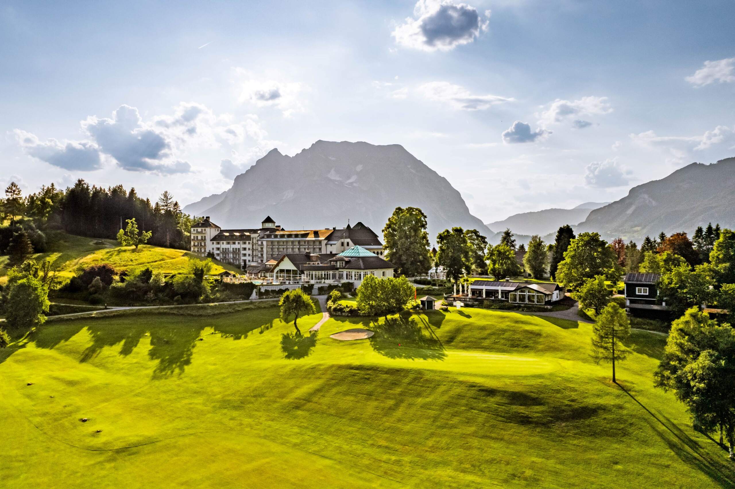 Picture: Panorama view of the IMLAUER Hotel Schloss Pichlarn with golf course