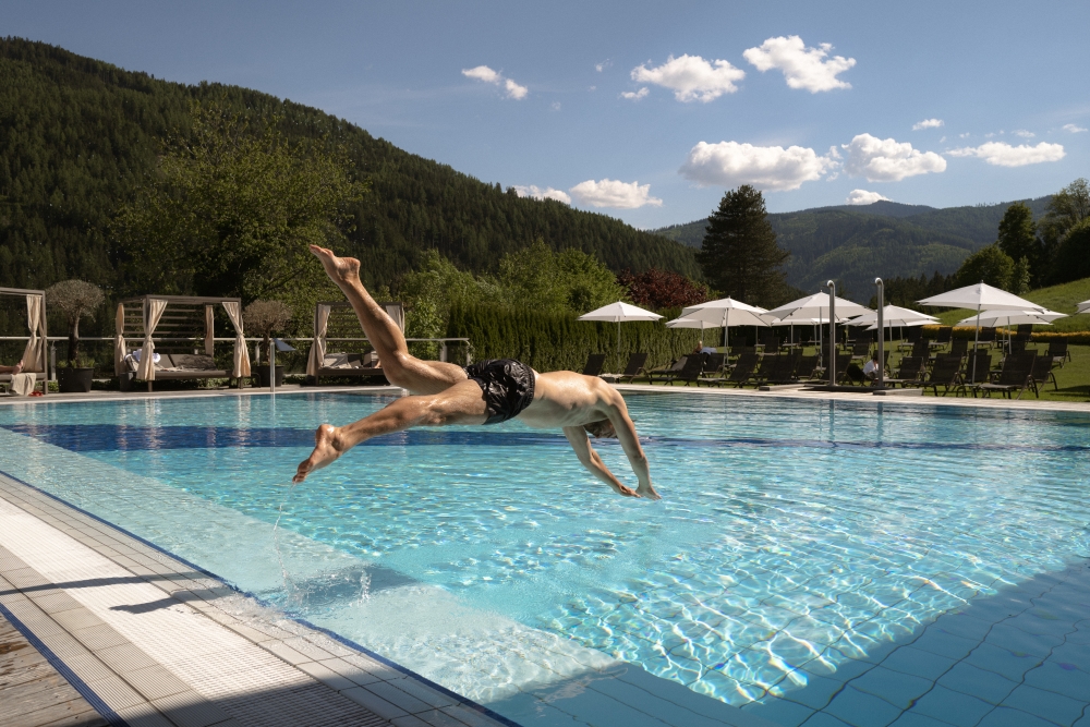 Bild: Mann springt in den Pool