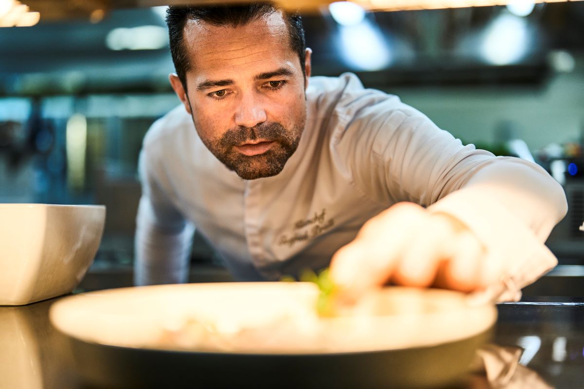 Bild: Küchenchef Gotrfried Prall beim Garnieren