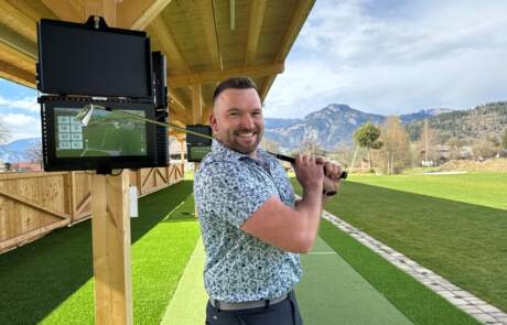 Bild: Golf Pro Moritz Schuster an der TrackMan Range